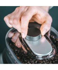 Filter coffee maker with integrated grinder
