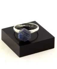 Anello con zaffiro grezzo placcato in argento da 14,35 carati
