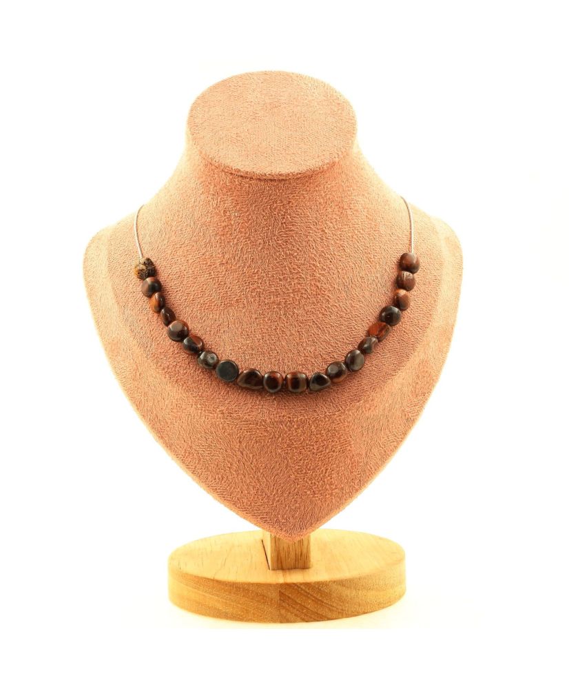 Collana 20 perle rosse di occhio di tigre dal Brasile. Catena in acciaio inossidabile Collana 20 perle rosse di occhio di tigre dal Brasile. Catena in acciaio inossidabile