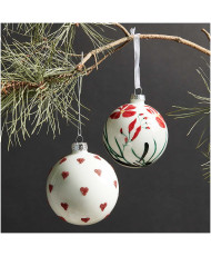 Boule de Noël en verre - blanche avec cœurs