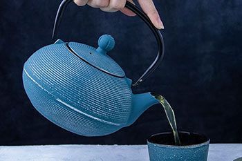 Teteras, cafeteras, tazas y jarras