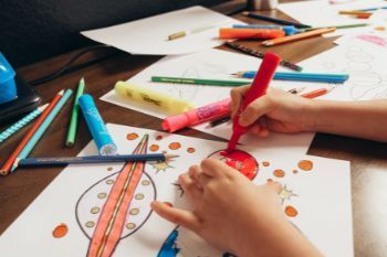 Pennarelli, matite, gomme e carta per bambini